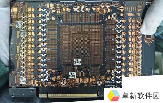 RTX 5090 PCB板曝光！GDDR7显存和庞大的BGA封装